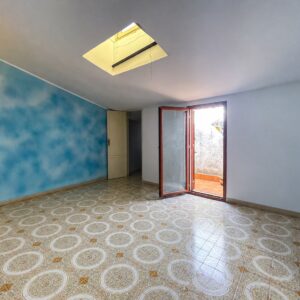 Mansarda vuota con pavimento decorato